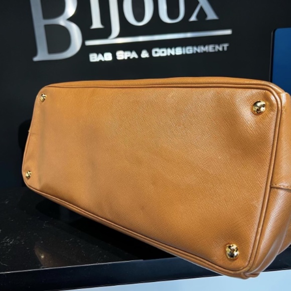 Prada Saffiano Large Tote - Picture 6 of 10